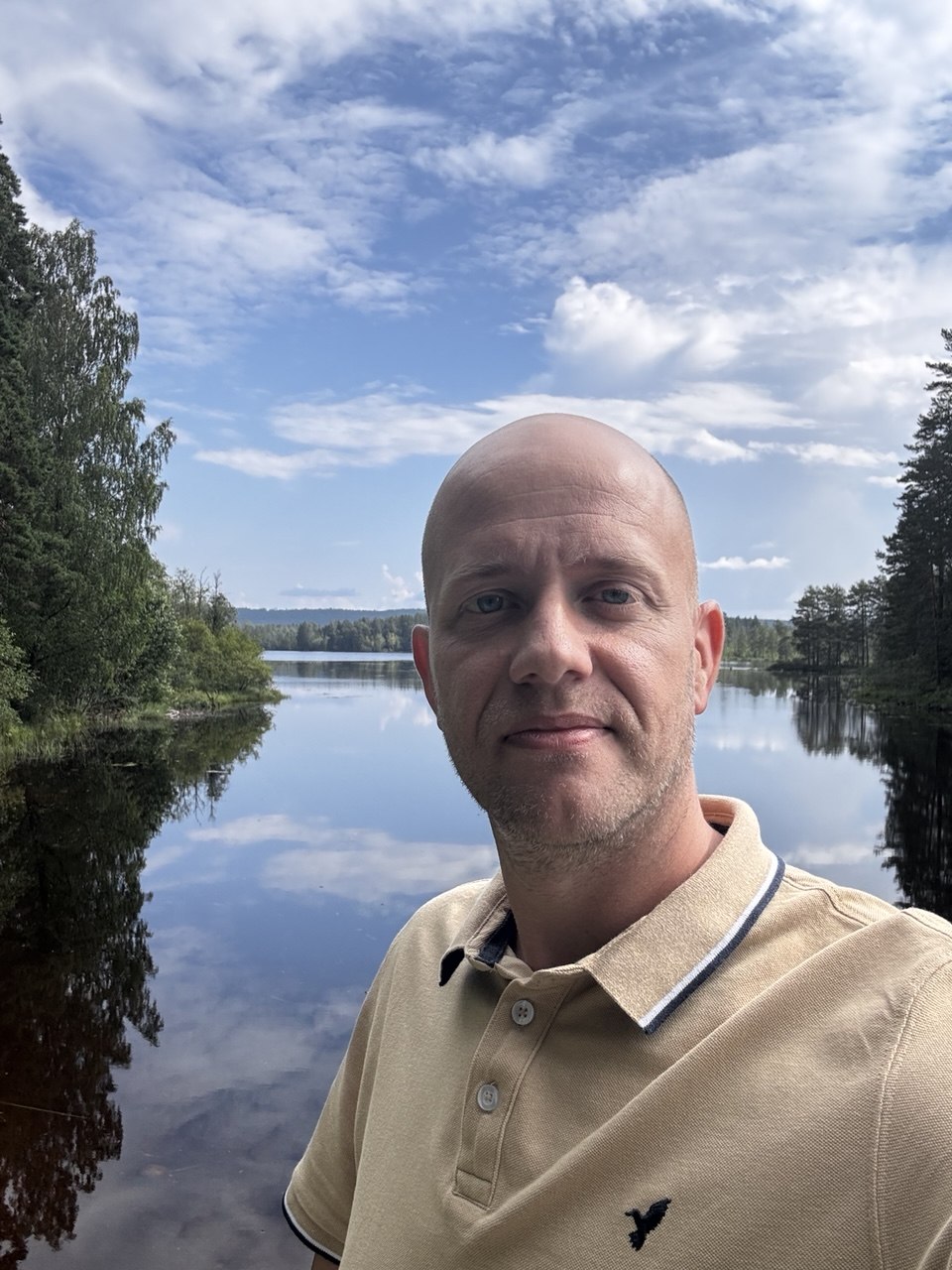Hugo aan het water in Zweden