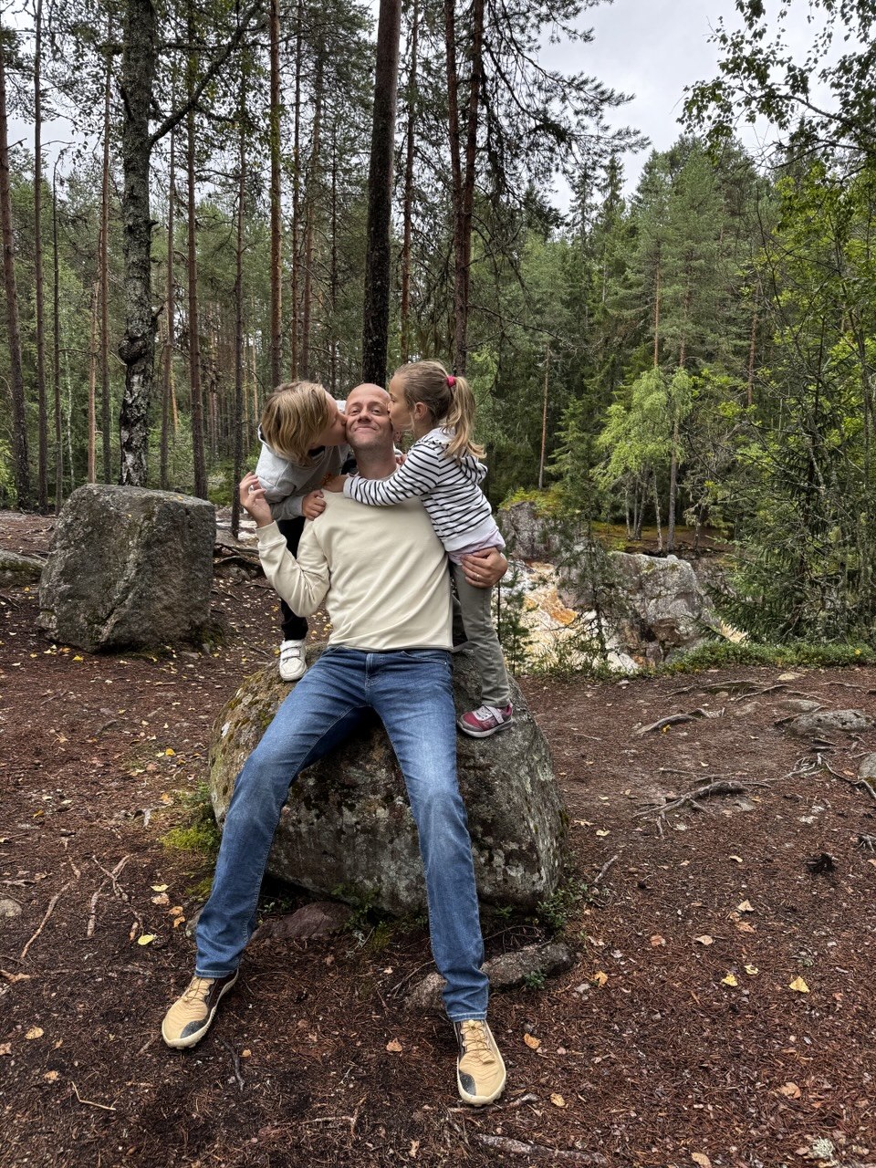 Hugo met zijn twee dochters in het bos